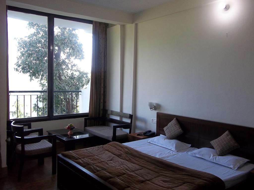 Mohan Palace Dalhousie Room photo