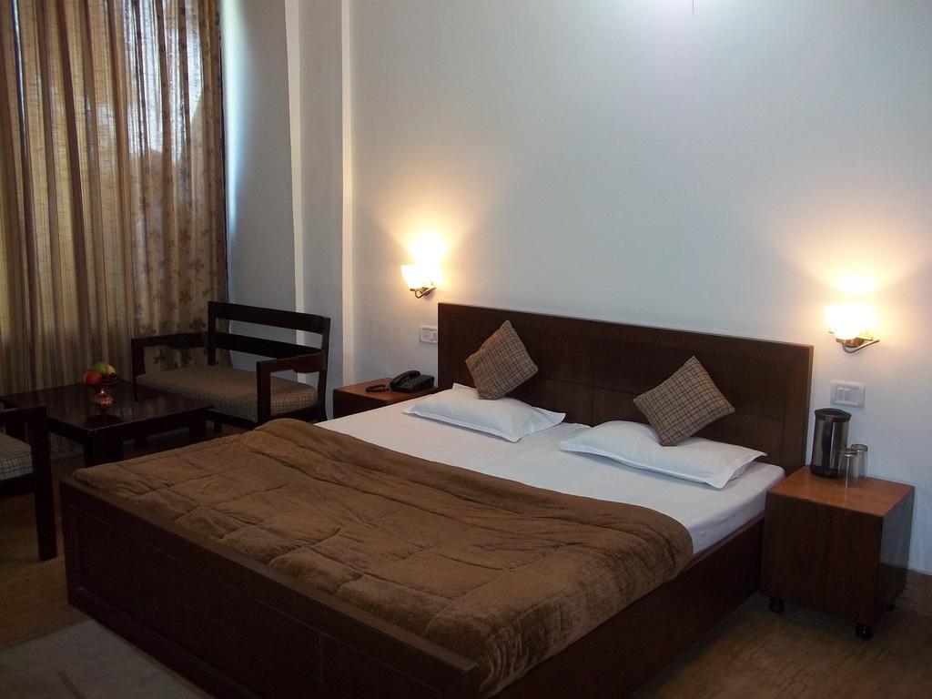 Mohan Palace Dalhousie Room photo
