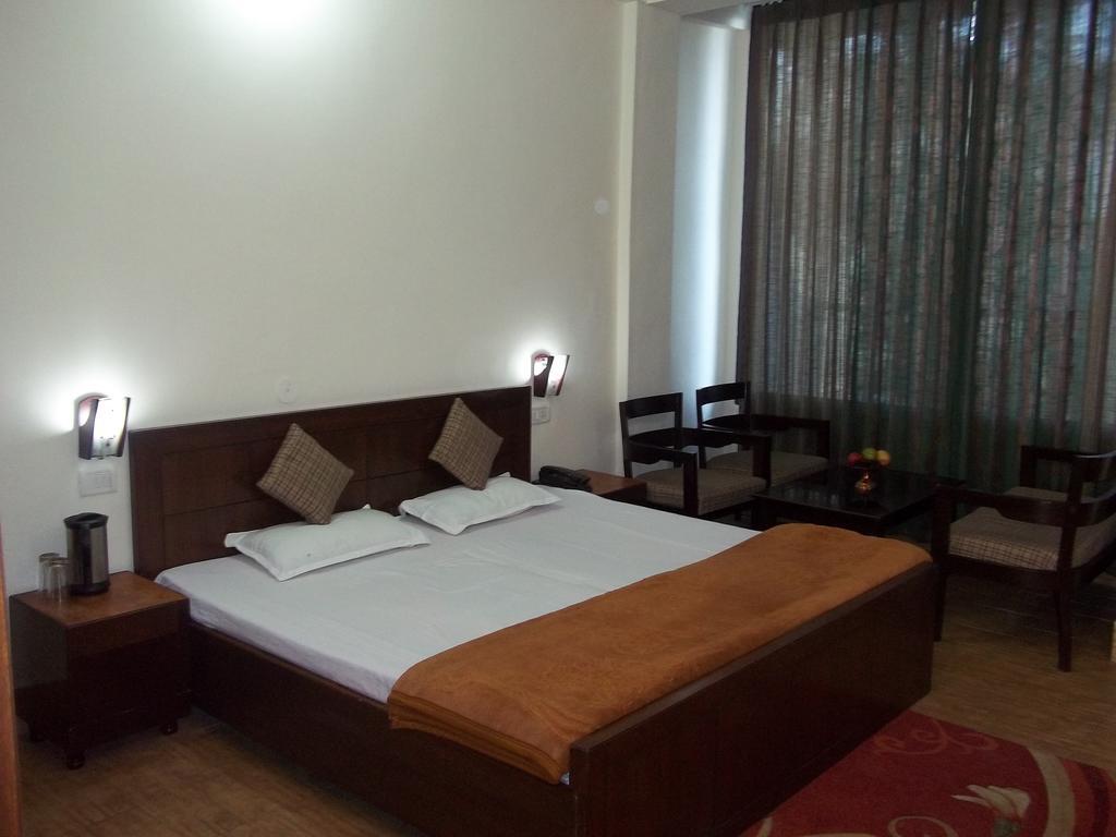Mohan Palace Dalhousie Room photo