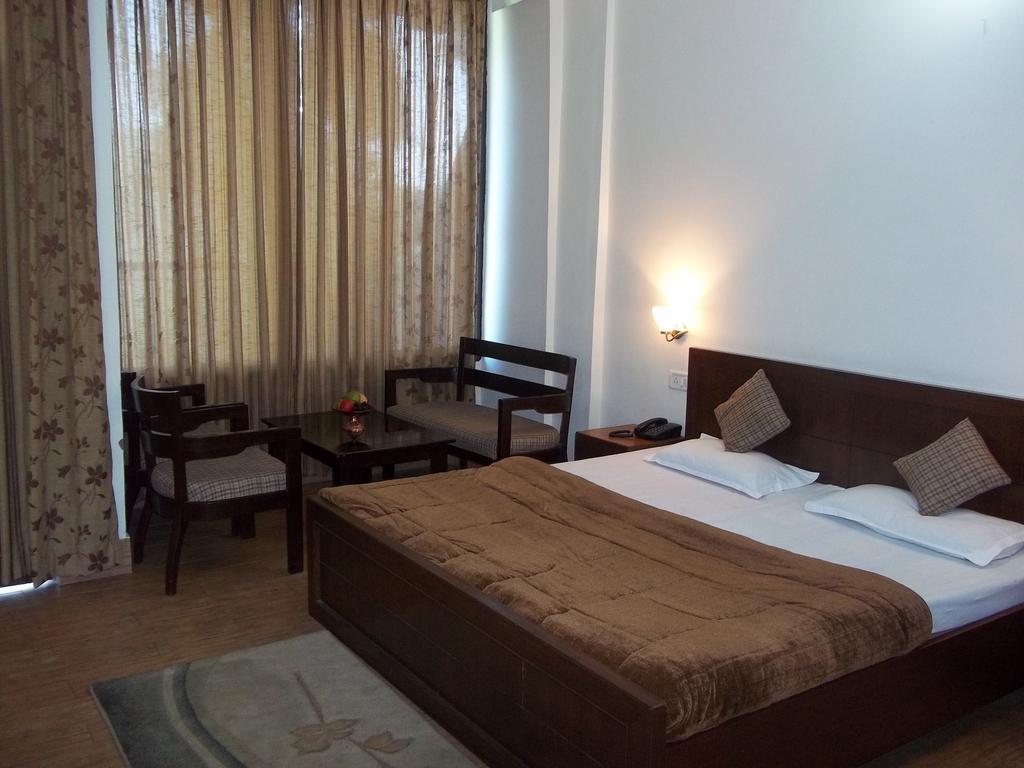 Mohan Palace Dalhousie Room photo