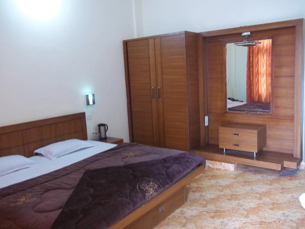 Mohan Palace Dalhousie Room photo